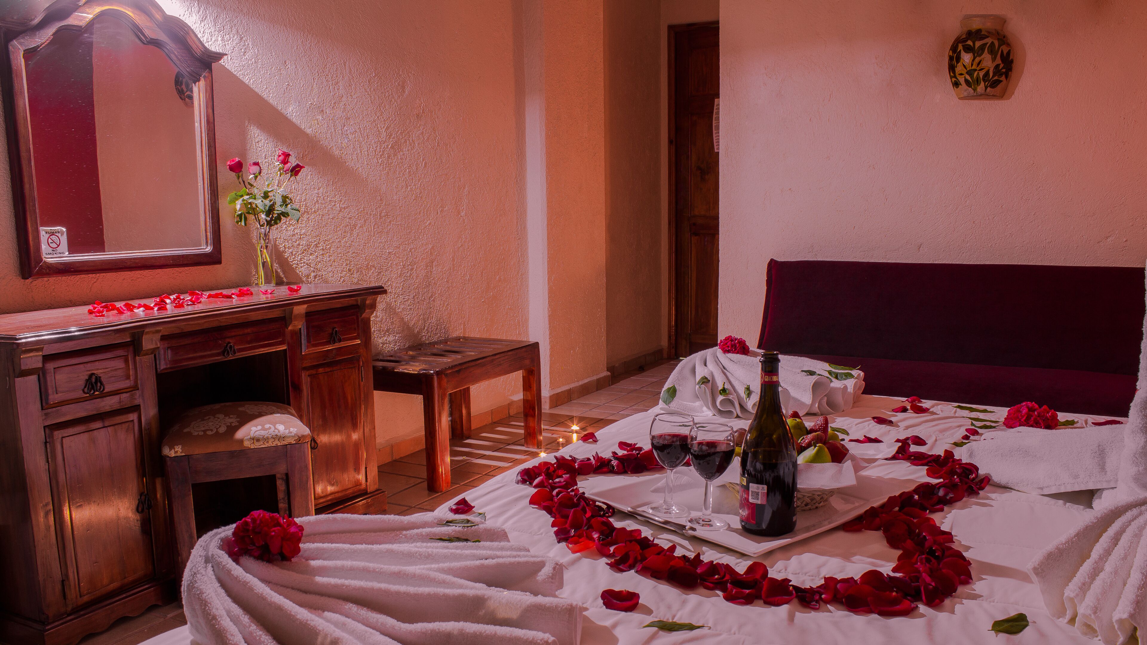 獨特裝潢、書桌、免費無線上網、床單