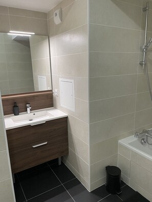 Asciugacapelli, asciugamani, sapone, carta igienica