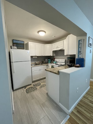 Réfrigérateur, micro-ondes, four, plaque de cuisson