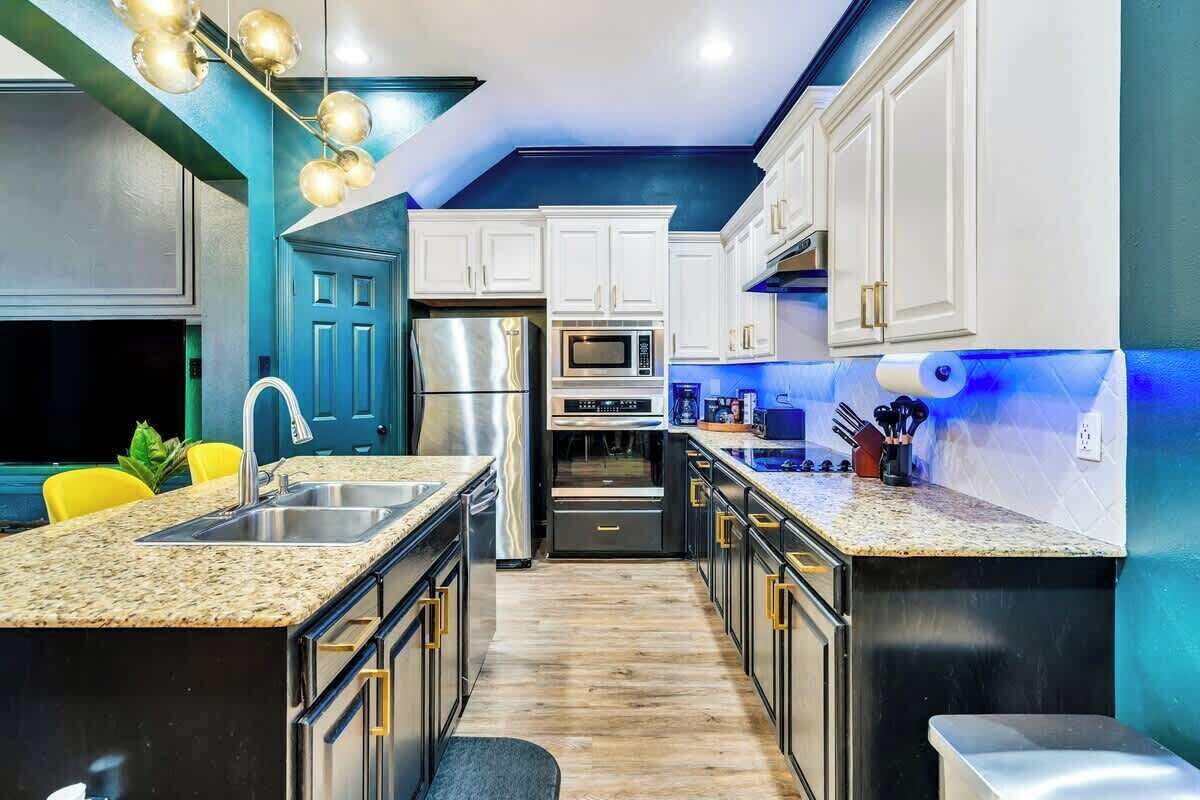 冷蔵庫、電子レンジ、オーブン、コンロ