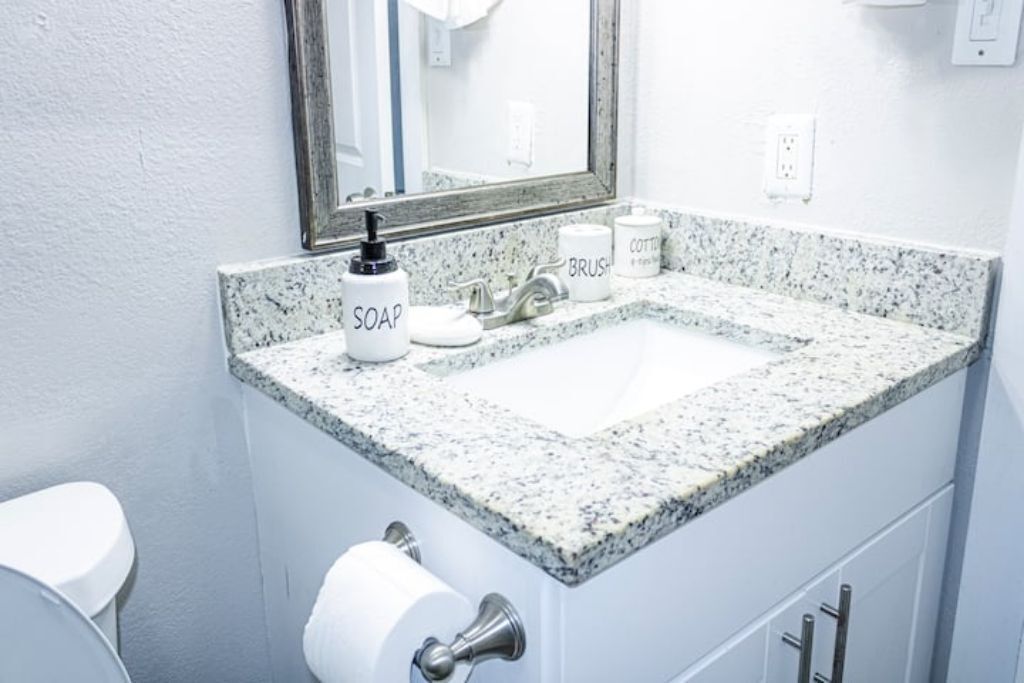 Secador de pelo, toallas, jabón y champú