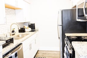 Fridge, microwave, oven, stovetop - Walk to AT&T Cowboys Stadium, Globe-life from Stylish 2Bedroom (Arlington)
