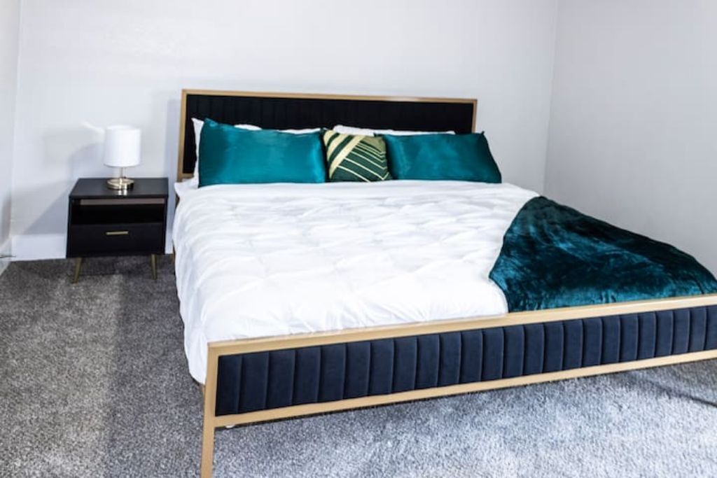 2 dormitorios, tabla de planchar con plancha, cuna de viaje