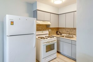 Fridge, microwave, stovetop, coffee/tea maker - 14 Mi to Dtwn Chicago: Studio in Ashburn! (Chicago)