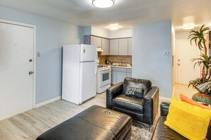 Interior - 14 Mi to Dtwn Chicago: Studio in Ashburn! (Chicago)