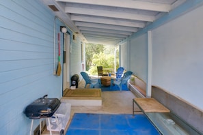 Outdoor dining - Fenced Yard & Grill: Orville Cottage Near Trails! (Oroville)