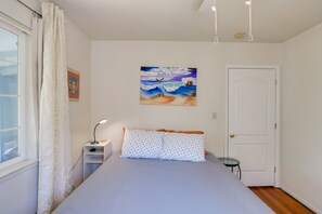 2 bedrooms, iron/ironing board, Internet, bed sheets - Fenced Yard & Grill: Orville Cottage Near Trails! (Oroville)
