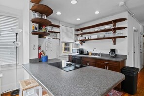 Refrigerador, microondas, horno, placa de cocina