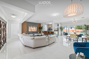Smart TV y chimenea