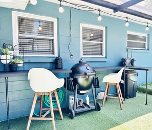 Outdoor small splash pool, Grill, bar, lounge chairs 