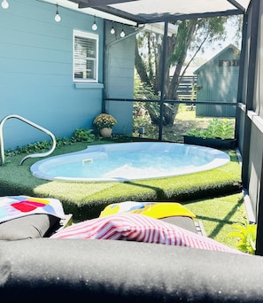 Outdoor small splash pool, Grill, bar, lounge chairs  - Nearly Beachy. Perfect Family Vaca Home.  Just 2 miles to the Beach (Seminole)