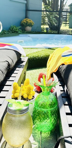 Outdoor small splash pool, Grill, bar, lounge chairs 