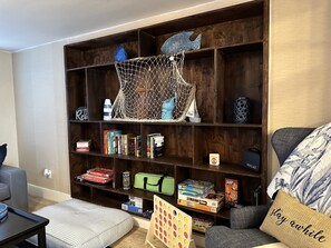 Family Room - Nearly Beachy. Perfect Family Vaca Home.  Just 2 miles to the Beach (Seminole)