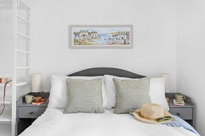 2 habitaciones, tabla de planchar con plancha, cuna de viaje y internet 