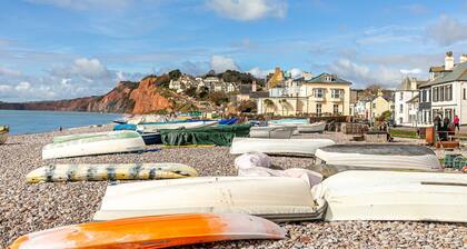 The Cottage, Budleigh Salterton - a cottage that sleeps 4 guests in 2 bedrooms