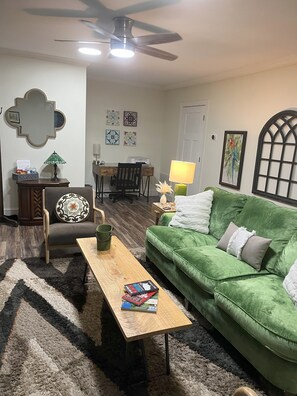 Téléviseur connecté, foyer, livres, imprimante