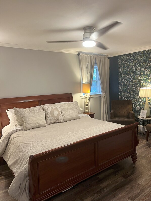 3 chambres, bureau, fer et planche à repasser, lit de bébé portatif