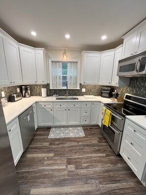 Réfrigérateur, four à micro-ondes, un four, surface de cuisson