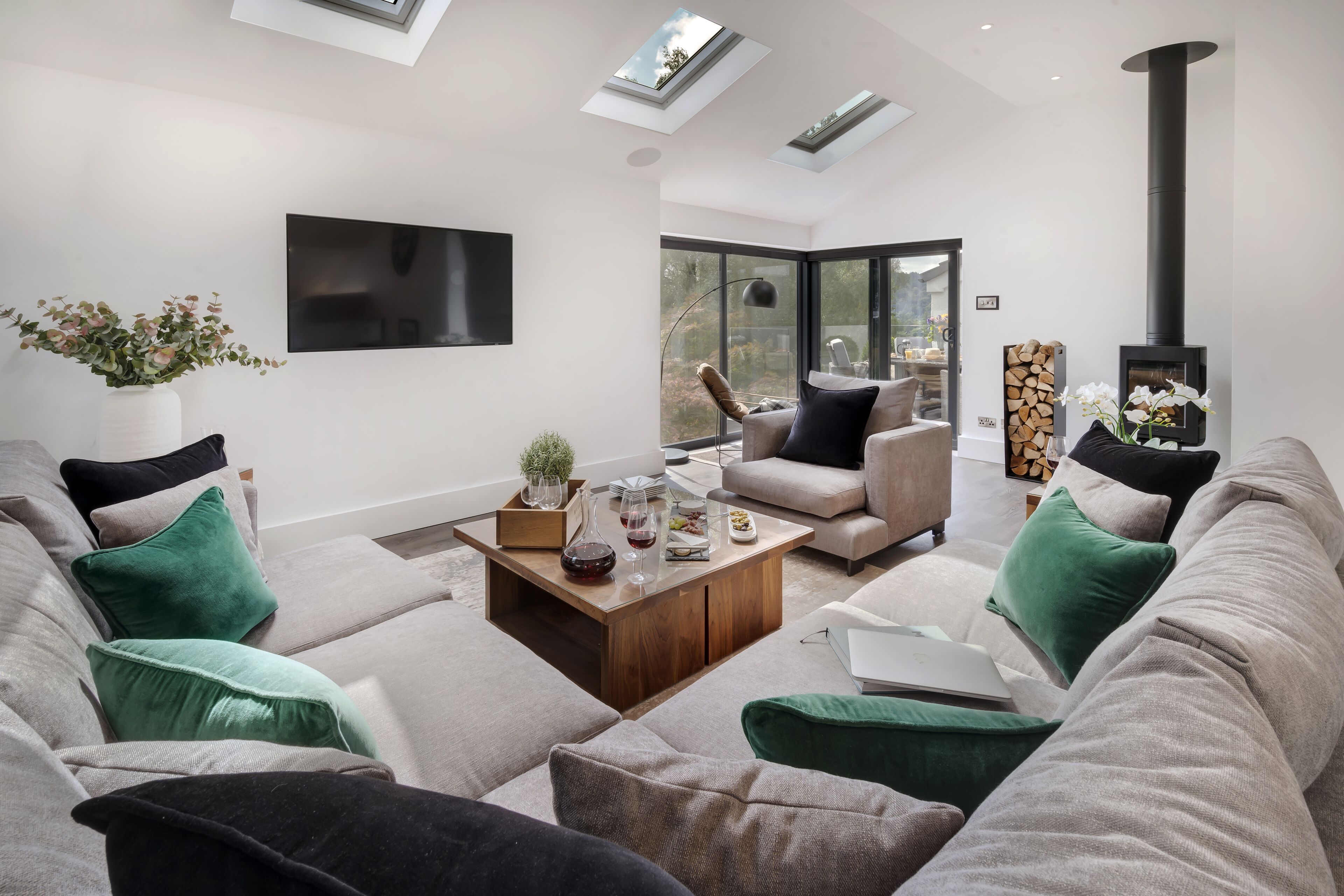 TV connectée, cheminée, chaîne hi-fi