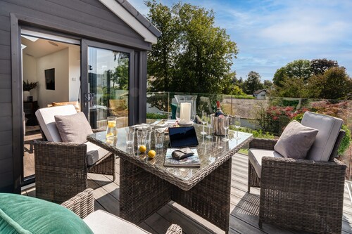 NEW - Mayfair House - 5 Star - Lake View Luxury