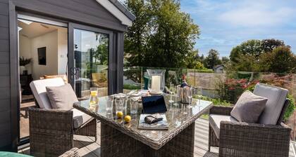 NEW - Mayfair House - 5 Star - Lake View Luxury