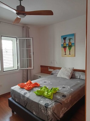 4 habitaciones, tabla de planchar con plancha y cuna de viaje 