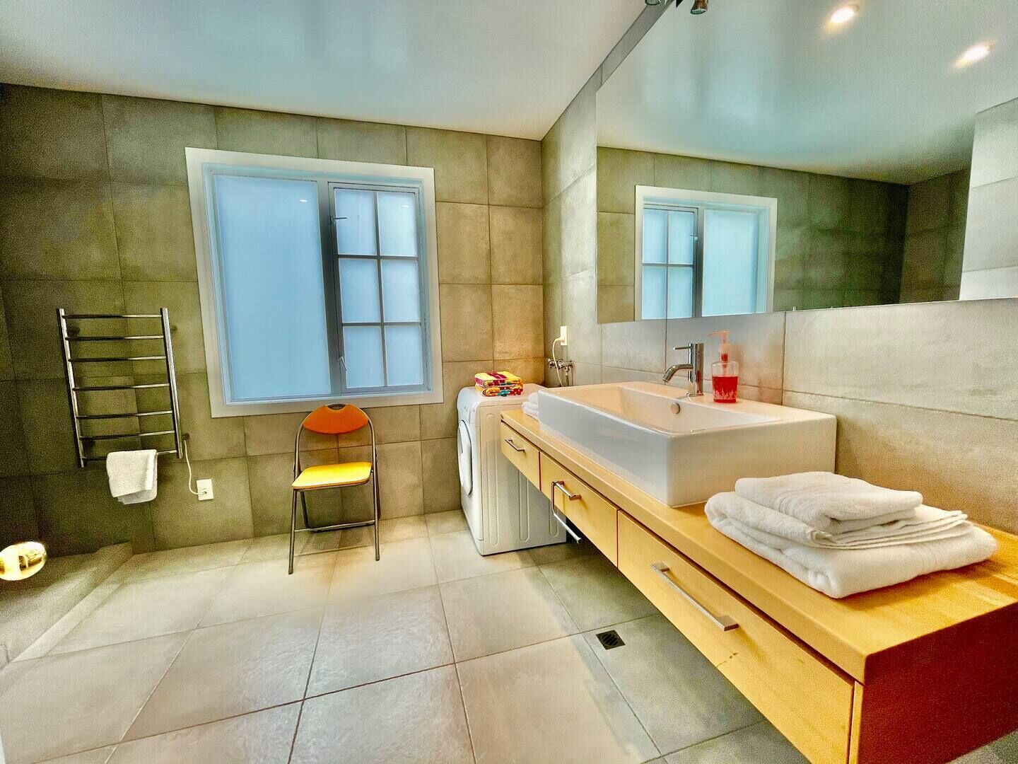 Hiustenkuivaaja, pyyhkeet, saippua, sampoo