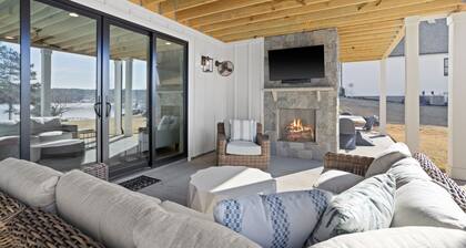 5-bedroom vacation home directly on Lake Keowee