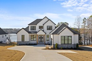 Exterior - 5-bedroom vacation home directly on Lake Keowee (Seneca)