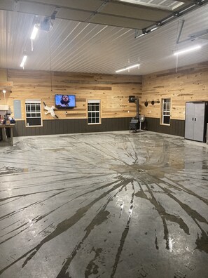 Fitness facility - Cozy 2 bed room, 2 bath barndominium. (Mayfield)