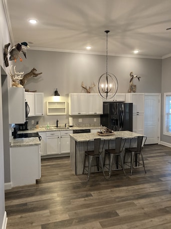 Fridge, microwave, oven, stovetop. Cozy 2 bed room, 2 bath barndominium.