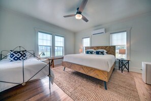 2 bedrooms, WiFi, bed sheets - Room Seven - Farmstead (Round Top)