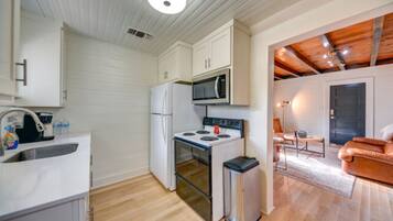 Fridge, microwave, oven, coffee/tea maker