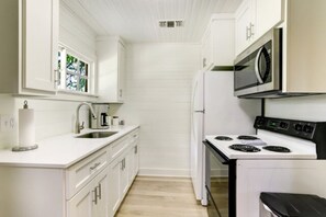 Fridge, microwave, oven, coffee/tea maker - The Cottage - Farmstead (Round Top)