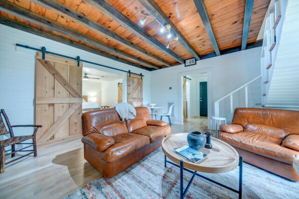 Interior - The Cottage - Farmstead (Round Top)