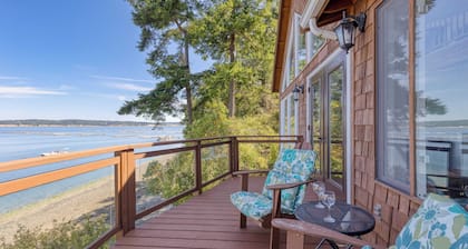 Madrona Beach House by Avantstay Waterfront Home