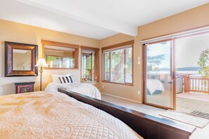 Interior - Madrona Beach House by Avantstay Waterfront Home (Coupeville)