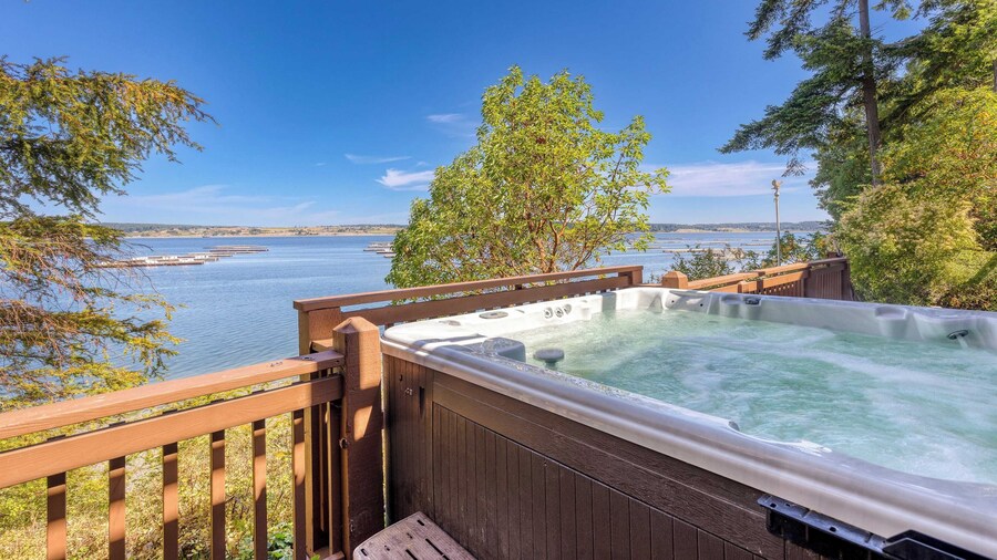 Madrona Beach House by Avantstay Waterfront Home