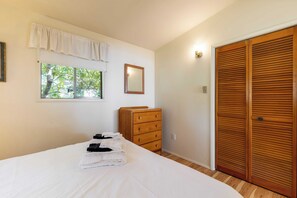 House (2 Bedrooms) | 2 bedrooms, iron/ironing board, bed sheets - Mutiny Bay Waterfront Cabin by Avantstay Views (Freeland)