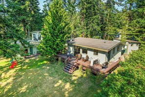 Interior - Mutiny Bay Waterfront Cabin by Avantstay Views (Freeland)