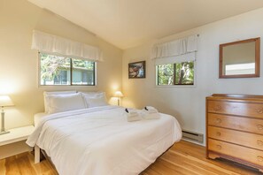House (2 Bedrooms) | 2 bedrooms, iron/ironing board, bed sheets - Mutiny Bay Waterfront Cabin by Avantstay Views (Freeland)