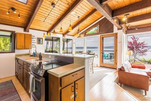 Interior - Saratoga Vista by Avantstay Waterfront Views (Langley)