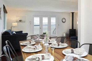 Interior - Marine View Bluff by Avantstay Waterfront Views (Greenbank)