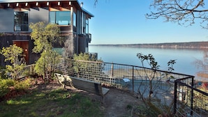 Ein modernes Haus mit großen Fenstern mit Blick auf einen See.