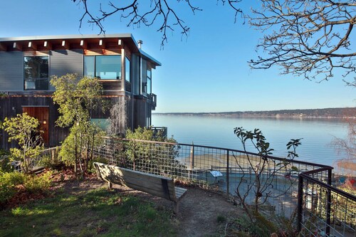 Langley Waterfront Condo by Avantstay A+ Views