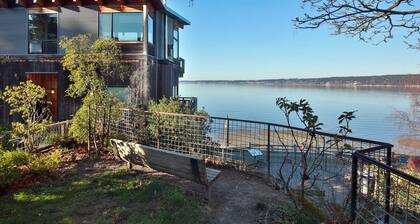 Langley Waterfront Condo by Avantstay A+ Views