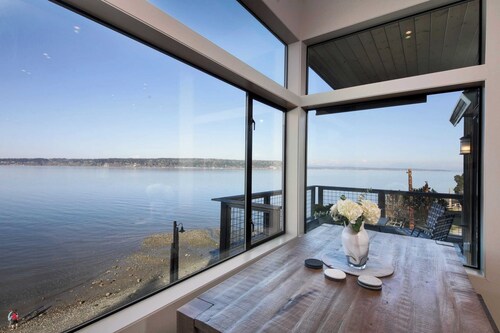 Langley Waterfront Condo by Avantstay A+ Views