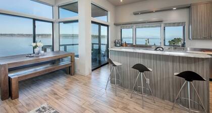 Langley Waterfront Condo by Avantstay A+ Views