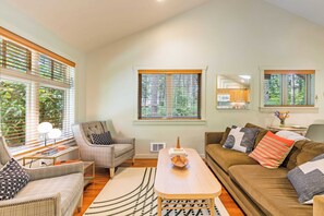 House (1 Bedroom) | Interior - The Cottage at Herons Roost by Avantstay (Langley)