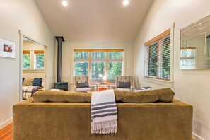 Interior - The Cottage at Herons Roost by Avantstay (Langley)